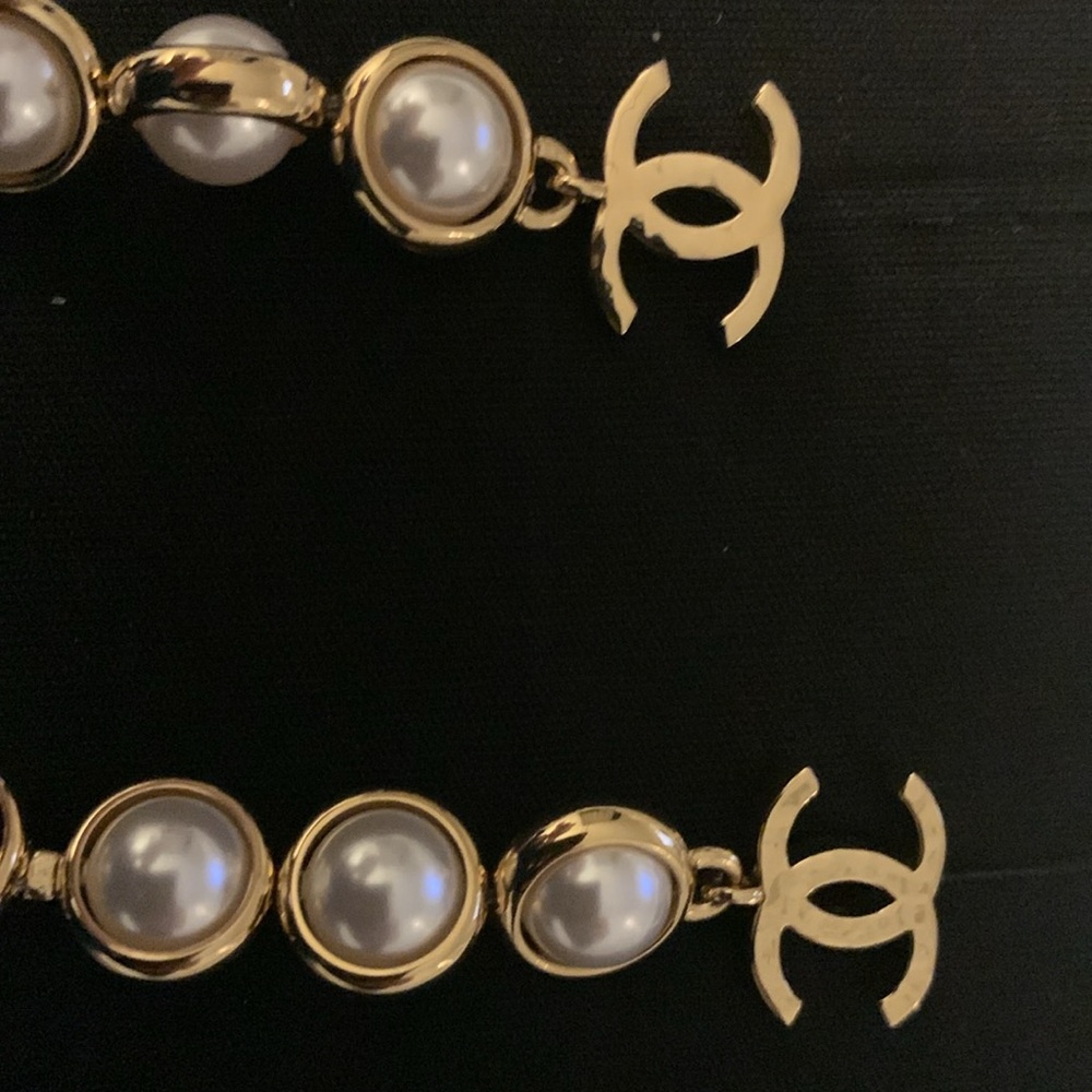 Chanel Gold,White Pearl Drop Earrings, rare , authentic ,summer 2025 col… - Picture 10 of 11